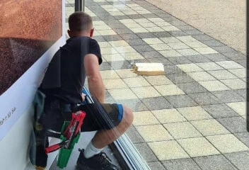 Fensterreiniger in Laupheim reinigt die Fenster